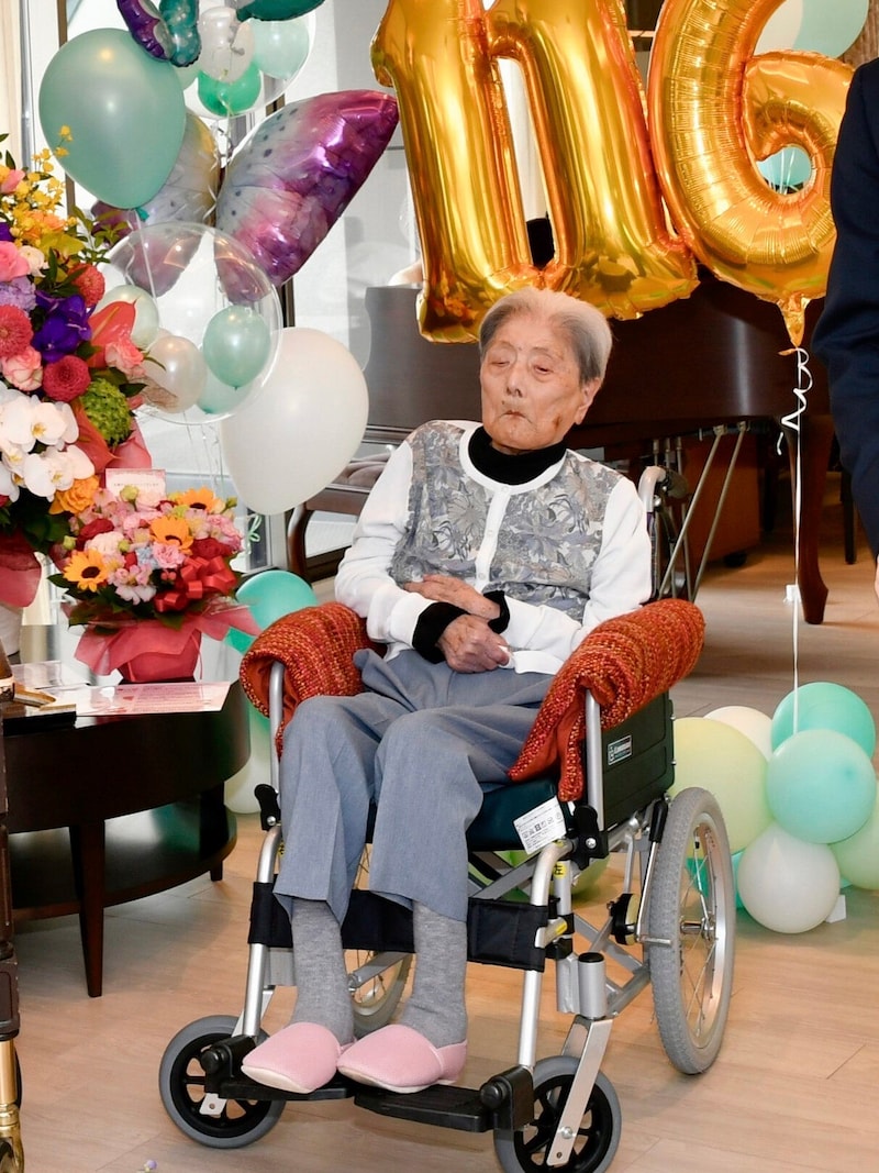 Tomiko Itooka lebte in einem Altenheim – das Bild zeigt sie auf der Party zu ihrem 116. Geburtstag. (Bild: AP ( via APA) Austria Presse Agentur/Ashiya City via AP)