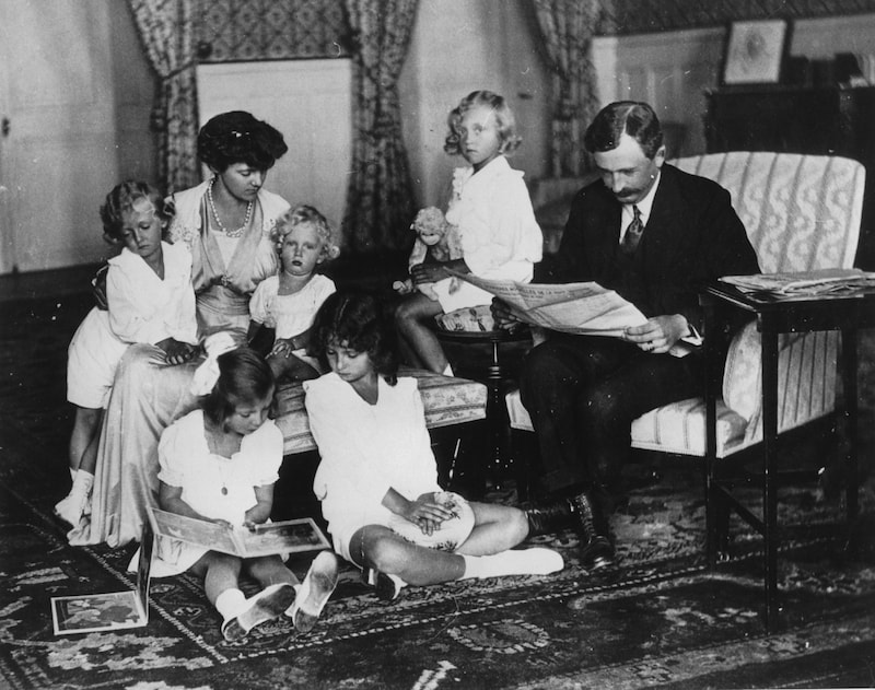 Karl und Zita mit ihren Kindern im Exil in der Schweiz (Bild: picturedesk.com/Austrian Archives / brandstaetter images / picturedesk.com)