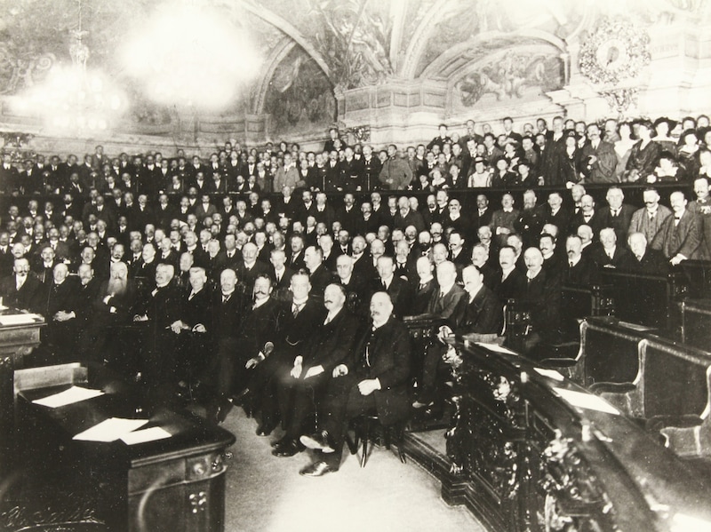 Die deutschsprachigen Reichsratsabgeordneten aller Parteien bei ihrer historischen Versammlung im Oktober 1918 (Bild: picturedesk.com/Austrian Archives / brandstaetter images / picturedesk.com)