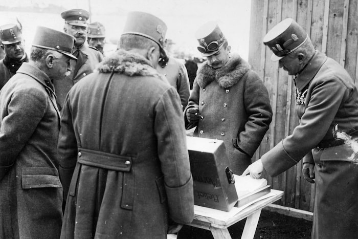Kaiser Karl mit seinen Generälen während des Ersten Weltkriegs.
