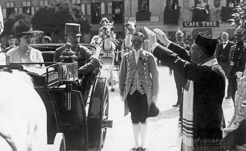 Immer in den Kronländern unterwegs: Hier werden Kaiser Karl und Kaiserin Zita von einem jüdischen Geistlichen mit zum Segen erhobenen Händen begrüßt. (Bild: Austrian Archives / brandstaetter images / picturedesk.com)