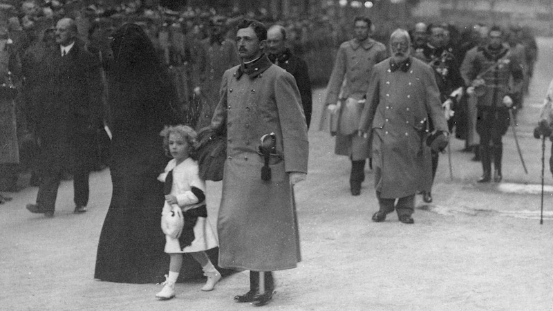 Kaiser Karl, Kaiserin Zita und Kronprinz Otto beim Begräbnis von Kaiser Franz Joseph (Bild: Robert Sennecke / Ullstein Bild / picturedesk.com)