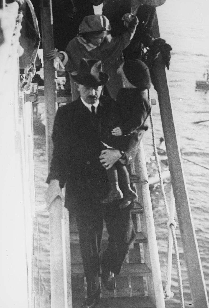 Letzte Station Madeira: Kaiser Karl verlässt mit seiner Familie das Schiff. (Bild: Schuhmann, Heinrich / ÖNB-Bildarchiv / picturedesk.com)