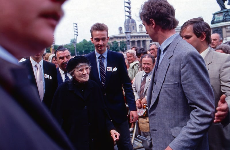 Kaiserin Zita, begleitet von ihrem Enkel Karl, 1982 in Österreich (Bild: Wolfgang Kühn / United Archives / picturedesk.com)