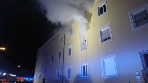 Beim Eintreffen der Feuerwehr rauchte es bereits aus den Fenstern (Bild: Berufsfeuerwehr Linz)