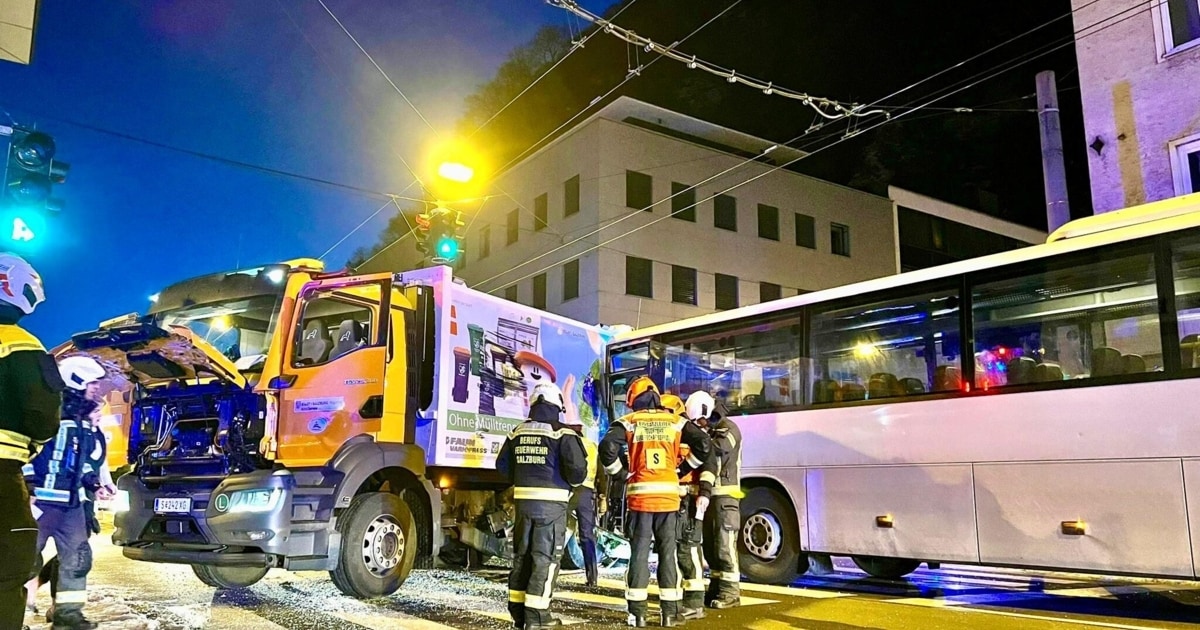 Linienbus stieß mit Müllabfuhr zusammen