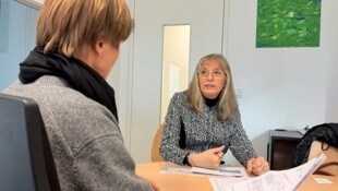 Frau K. (rechts im Bild) wird von Doris Anzengruber, Leiterin der Caritas-Sozialberatung in Wien, beraten. Dank der Hilfsaktion „Ein Funken Wärme“ wurde die Klientin in einer Notsituation unterstützt. (Bild: Caritas)