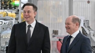 Scholz – hier mit Musk 2022 in Grünheide in Teslas „Gigafactory“ – zum Umgang mit ...