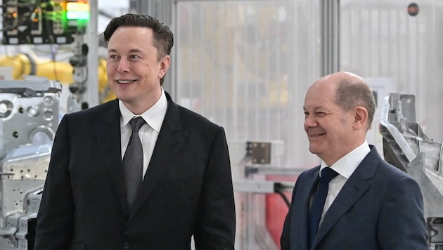 Scholz - here with Musk in 2022 in Grünheide in Tesla's "Gigafactory" - on dealing with Musk's comments: "Stay cool" (Bild: APA/AFP/POOL/Patrick Pleul)