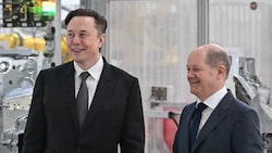 Scholz – hier mit Musk 2022 in Grünheide in Teslas „Gigafactory“ – zum Umgang mit Musk-Äußerungen: „Cool bleiben“ (Bild: APA/AFP/POOL/Patrick Pleul)