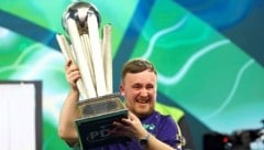 Luke Littler holte sich im Alter von 17 Jahren am Freitag den Weltmeistertitel im Darts. (Bild: REUTERS/Action Images via Reuters)