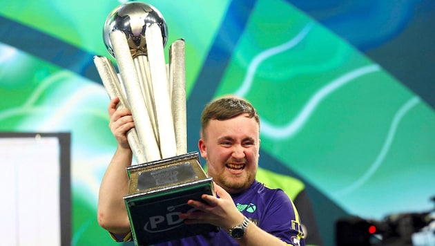 Luke Littler holte sich im Alter von 17 Jahren am Freitag den Weltmeistertitel im Darts. (Bild: REUTERS/Action Images via Reuters)