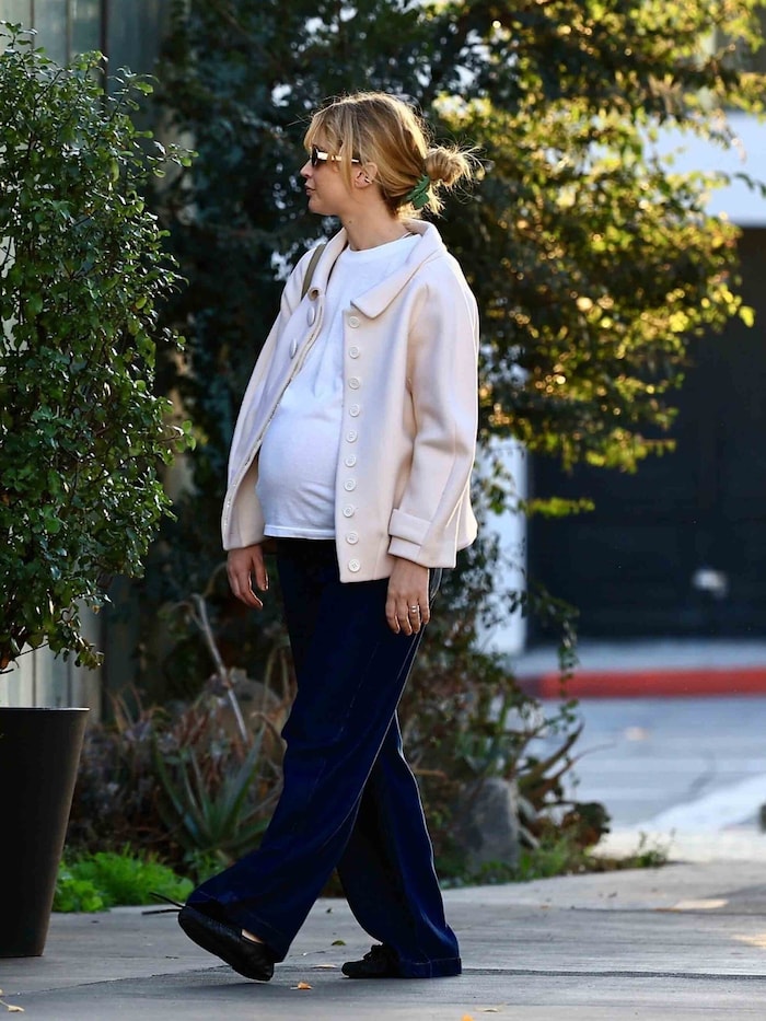 Die werdende Mama hat im beginnenden Mutterschutz die Glamour-Outfits in den Schrank gehängt und ...