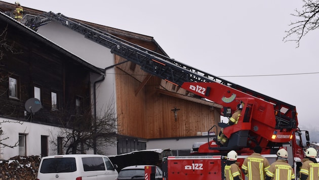 Fire department operation at a residential building in Hainzenberg. (Bild: ZOOM Tirol)