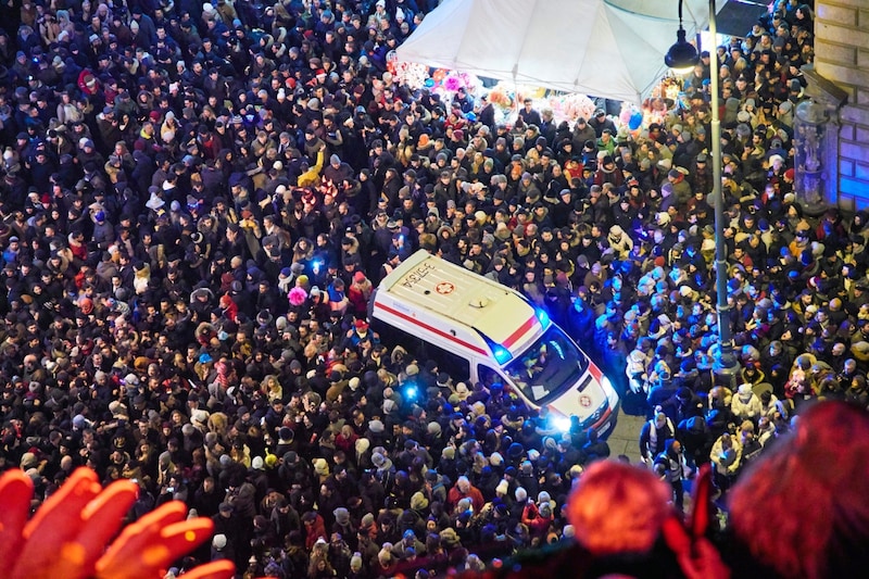 Rettungskräfte versorgten den einen oder anderen Kratzer (Bild: Starpix / picturedesk.com)