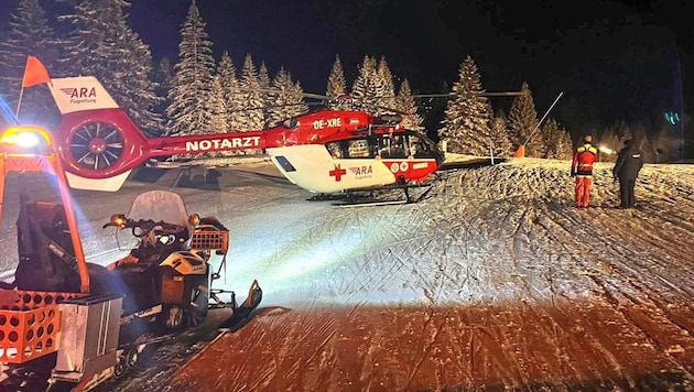 Recent night operation in the Ehrwalder Almbahn ski area: a 37-year-old woman had an accident on the Zipfelbob, the RK-2 recovered the seriously injured woman with the cable winch. (Bild: ARA-Flugrettung)