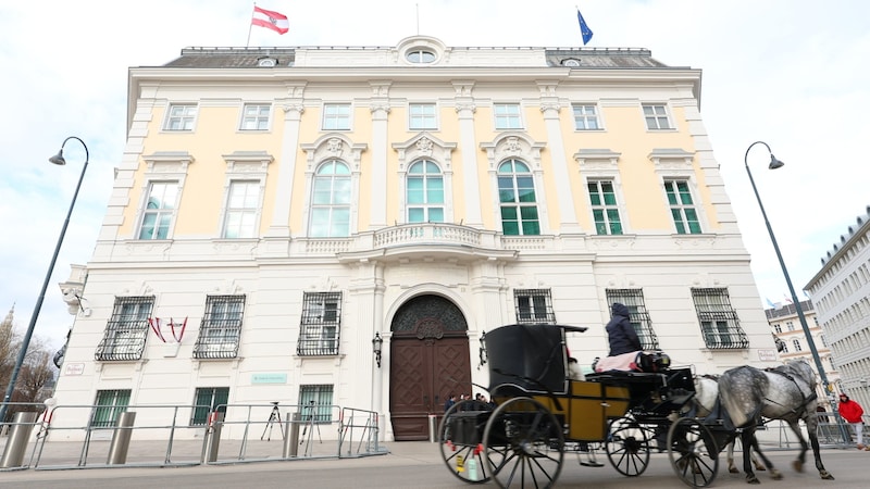 Im Bundeskanzleramt versuchen ÖVP und SPÖ derzeit händeringend, auf einen grünen Zweig zu kommen. (Bild: APA/TOBIAS STEINMAURER)