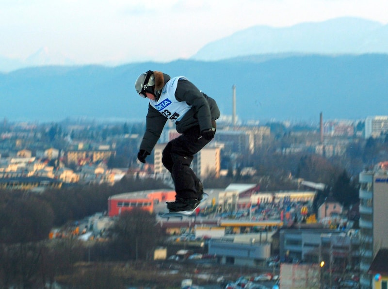 Musik und Show gehörte auch 2004 dazu; wie natürlich Sprünge vor toller Kulisse in einem einzigartigen Stadt-Skigebiet. (Bild: Evelyn Hronek)