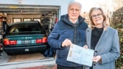 Janet und Klaus Prexl mit ihrem „Fünfer“, dessen Taferl im Winter bei der Versicherung liegen.  (Bild: Pressefoto Scharinger / Daniel Scharinger)