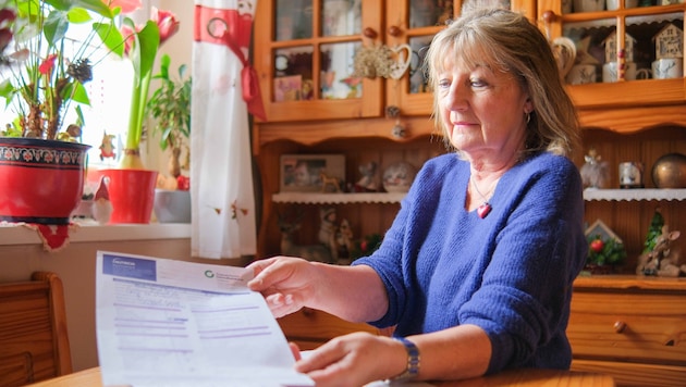 Ehefrau Waltraud Leeb mit Befunden, die ohne Hausarzt nicht eingereicht werden können. (Bild: Einöder Horst/Horst Einöder/Flashpictures)