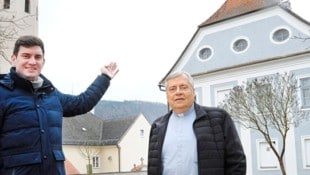 Energie-Spar-Pfarre: Bürgermeister und Mesner Rainer Toifl, er ist auch Pfarrgemeinde- und Pfarrkirchenrat, mit Pfarrer Othmar Richard Hojlo vor dem Pfarrhof in Aggsbach Markt. (Bild: Crepaz Franz/Pressefoto Franz Crepaz)