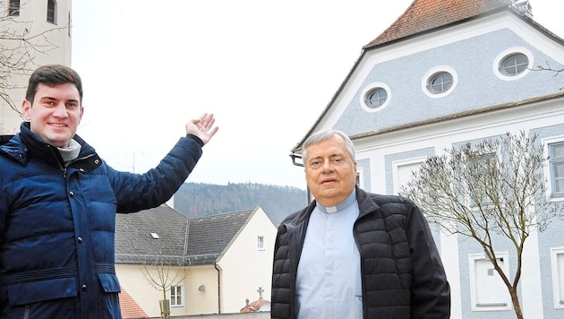 Energy-saving parish: Mayor and sacristan Rainer Toifl, who is also a parish councillor, with parish priest Othmar Richard Hojlo in front of the vicarage in Aggsbach Markt. (Bild: Crepaz Franz/Pressefoto Franz Crepaz)