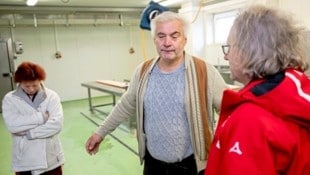 „Krone“ vor Ort: Erich und Sabine Pfiel wissen einfach nicht mehr weiter. Der Sohn soll den Hof eigentlich weiterführen, doch jetzt steht man vor dem völligen Ruin. (Bild: Imre Antal)