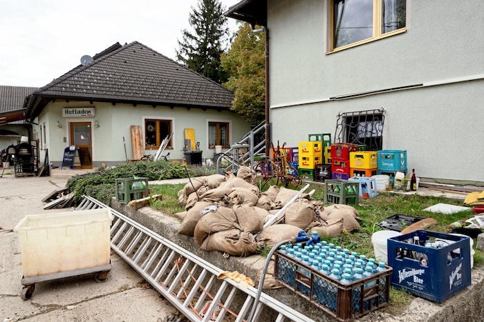 Mit Sandsäcken kämpfte man im vergangenen September gegen die Flutwelle an. Für den längstens geplanten Hochwasserschutz hat die Familie Pfiel übrigens Grund und Boden zur Verfügung gestellt, nur gebaut wurde dieser nie.