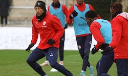 Onisiwo (li.) im Bullen-Training.