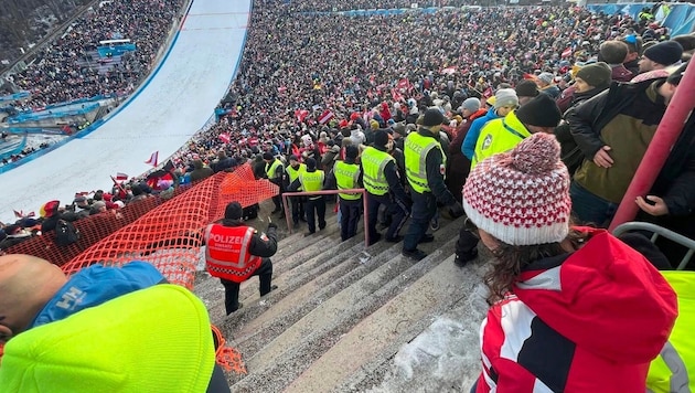 More than 22,000 visitors crowded into the Bergisel Arena. (Bild: Meinert Claus)