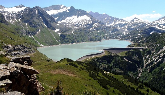 A pumped storage power plant is being built at the Tauernmoos reservoir.