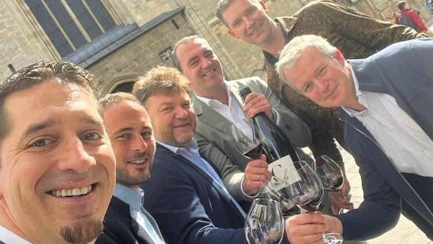 Herbert Oschep (4th from left) with the Burgenland wine elite on a promotional tour in Vienna. The message has got through! (Bild: Weintourismus)