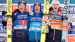 Sieger Stefan Kraft (Mitte) jubelte mit dem Zweitplatzierten Jan Hörl (li.) und dem Dritten Daniel Tschofenig. (Bild: APA/GEORG HOCHMUTH)