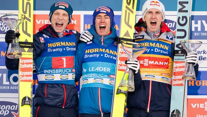 In Innsbruck jubelten sie gemeinsam mit Stefan Kraft (Mitte): Jan Hörl (l.) und Daniel ...