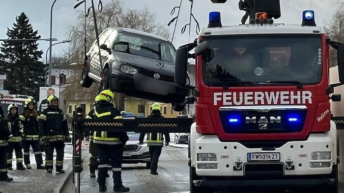 Die Feuerwehren mussten das Fahrzeug bergen. 