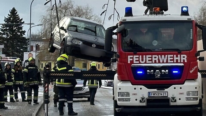 Die Feuerwehren mussten das Fahrzeug bergen.  (Bild: FF Rudmanns)