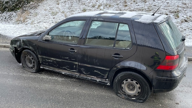 Zwei Reifen platzten beim Fluchtfahrzeug – ein schwarzer VW Golf. (Bild: FF Rudmanns)