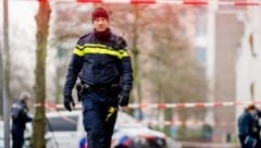 Am Samstagmorgen kam eine Person bei einer Polizeirazzia in Rotterdam ums Leben. Zwei weitere wurden verletzt. (Bild: Marco de Swart)