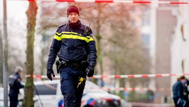 Am Samstagmorgen kam eine Person bei einer Polizeirazzia in Rotterdam ums Leben. Zwei weitere wurden verletzt. (Bild: AFP/Marco de Swart)