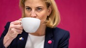 Die Parteichefin beim „Krone“-Interview in der Neos-Zentrale.