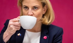 Die Parteichefin beim „Krone“-Interview in der Neos-Zentrale.