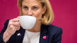 Die Parteichefin beim „Krone“-Interview in der Neos-Zentrale.