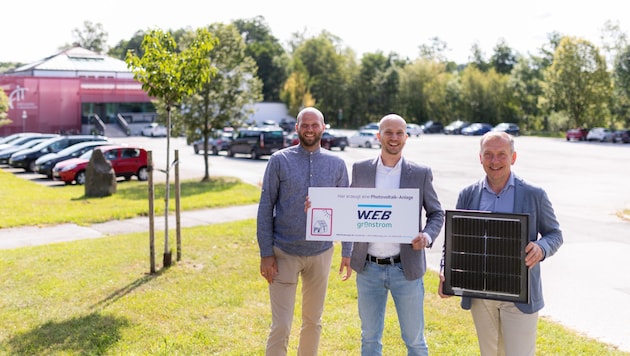 Delighted with the go-ahead for the major eco-project at the leisure center in Waidhofen/Thaya: Project manager Sebastian Gerstorfer, WEB board member Florian Müller and head of the town Josef Ramharter. (Bild: WEB Windenergie/Benjamin Wald)