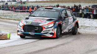 Das ist Simon Wagners Hyundai i20 Rally2, über den er am Samstagabend gestand: „Ganz verstehe ich das Auto noch nicht.“ (Bild: Binder Manfred/Sportmediapics.com/ Manfred Binder)