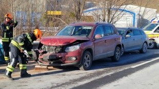 Nach dem Auffahrunfall rollte das Auto zurück und beschädigte dabei auch noch einen weiteren Pkw.  (Bild: FF Gröbming)