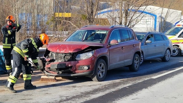 Nach dem Auffahrunfall rollte das Auto zurück und beschädigte dabei auch noch einen weiteren Pkw.  (Bild: FF Gröbming)