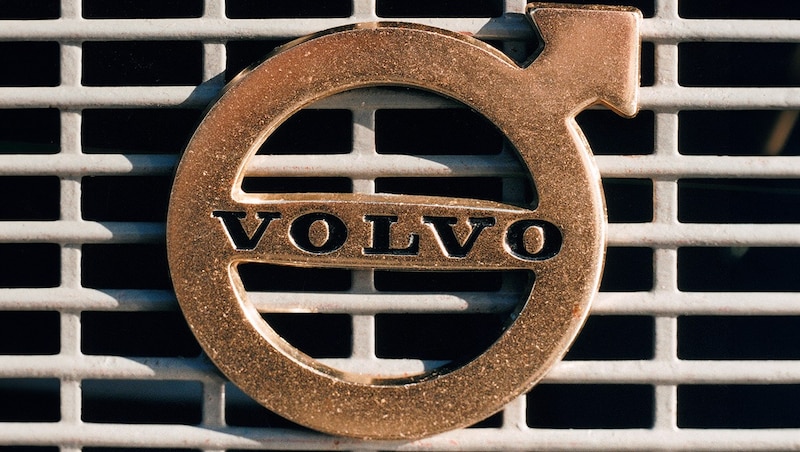 The Volvo logo is a tribute to the long tradition of the Swedish iron industry. (Bild: Hersteller)