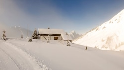 Am Samstagvormittag wurde ein Skiführer bei einem Lawinenabgang in Schröcken verschüttet und verletzt (Symbolbild). (Bild: stock.adobe.com/MariOn)