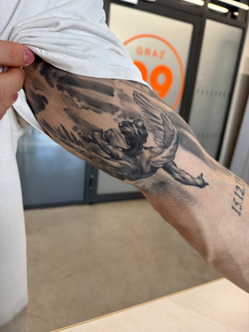 Paul Huber zeigte der „Krone“ sein Ikarus-Tattoo. (Bild: Christoph Kothgasser)