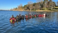 Der Tauchdienst Burgenland feierte am Neufelder See den Abschied vom Jahr 2024. Selbst der Weihnachtsmann (unten, 2. v. re.) ließ es sich nicht nehmen, ins sechs Grad kalte Wasser zu hüpfen. Brrrrrr! (Bild: LFV Burgenland)